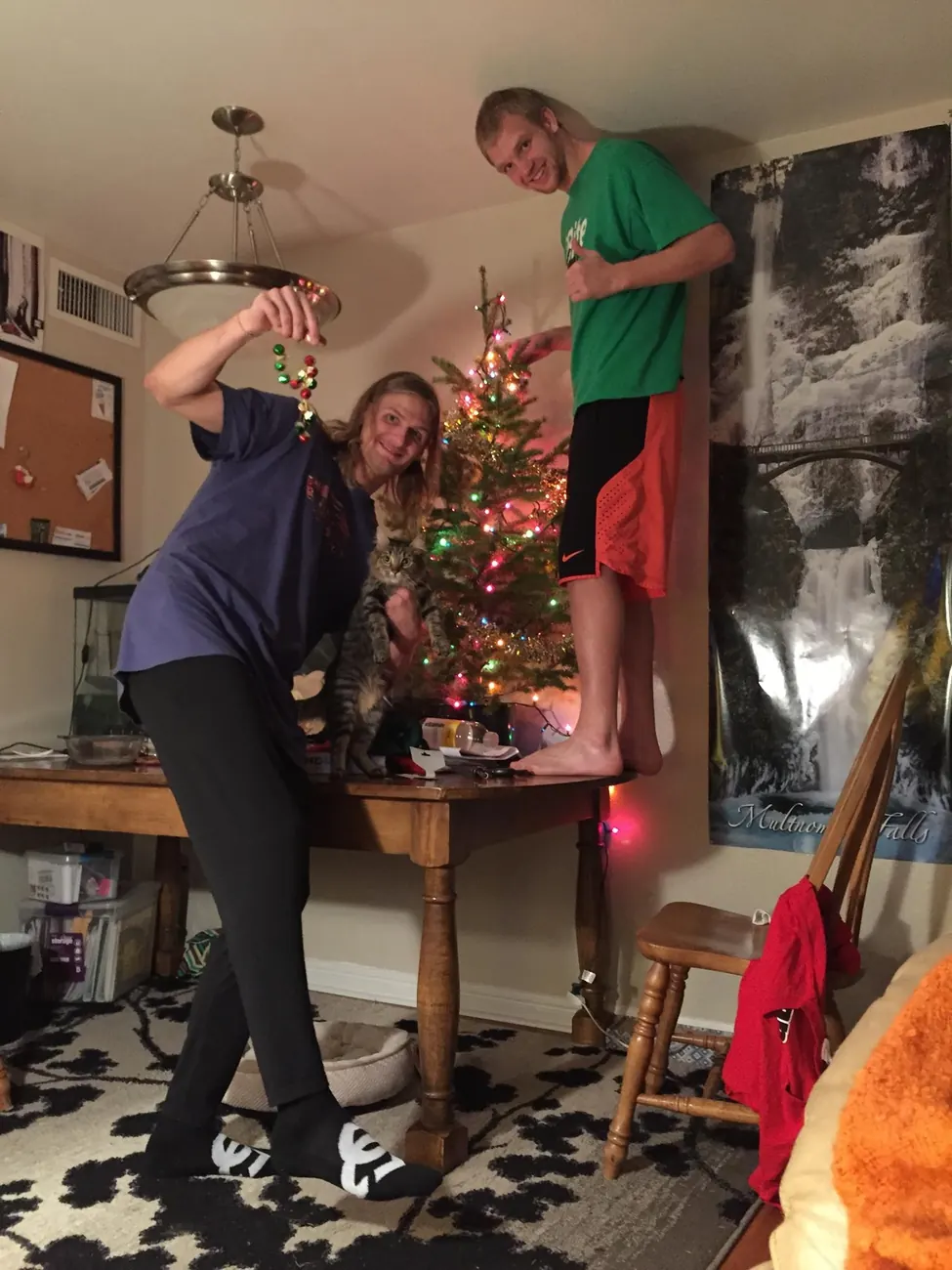 Devon and Austin decorating the Christmas tree